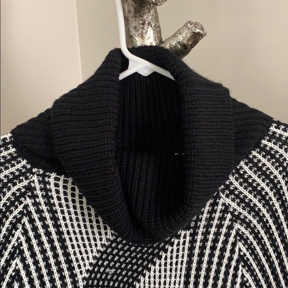 Elegant and Never Worn - Calvin Klein Black and White Argyle Poncho - Picture 2 of 6